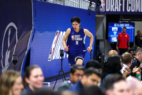 跨越太平洋的护航！刘维伟赴美见证，青岛主场万人助威杨瀚森 NBA 首秀