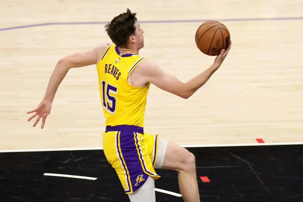 里弗斯伤停引爆湖人后卫线崩盘！3 年 3300 万高薪引援成摆设，佩林卡决策遭致命反噬